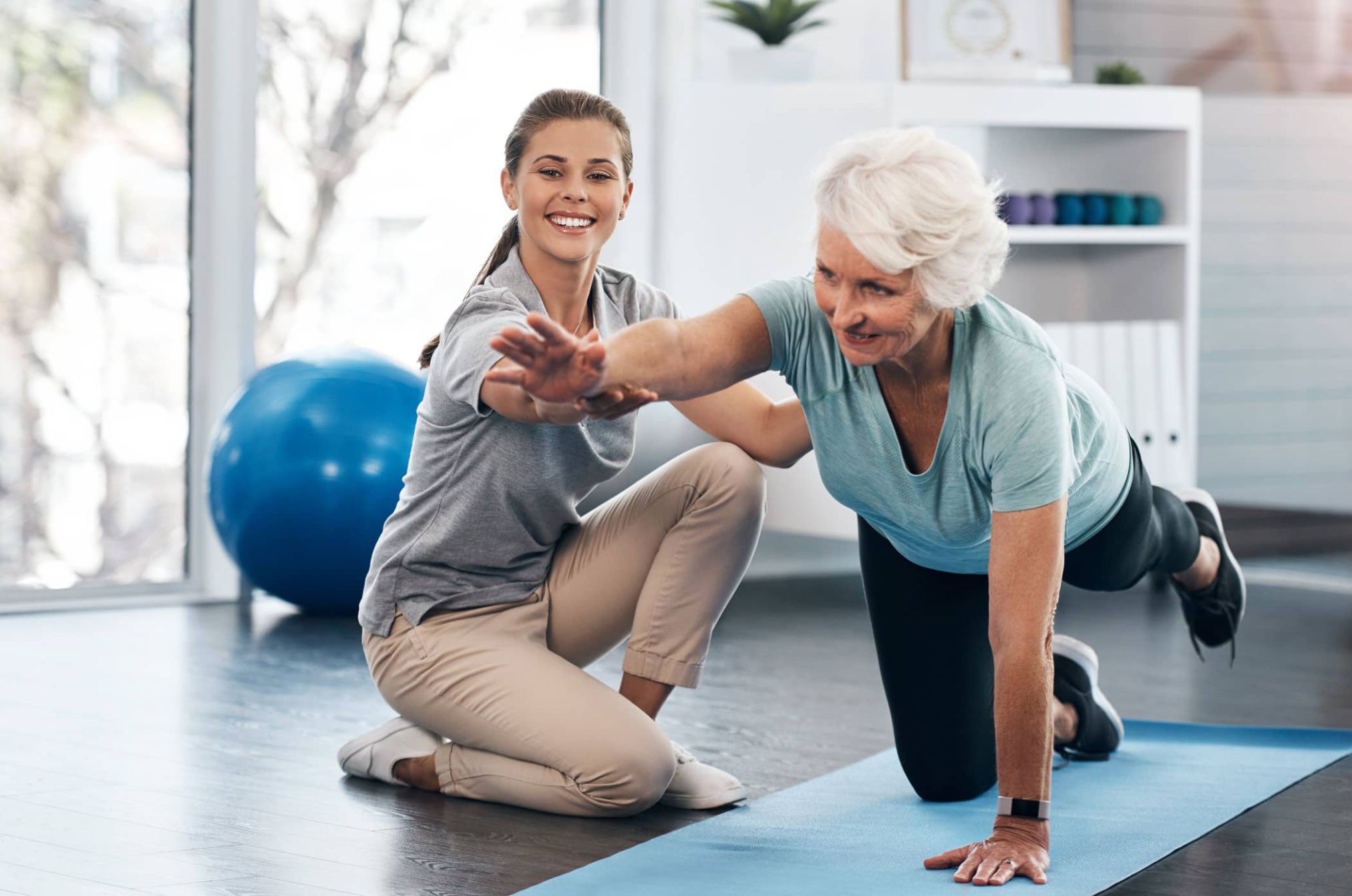 Người lớn tuổi l&agrave; đối tượng c&oacute; thể thường xuy&ecirc;n tập vật l&yacute; trị liệu tại nh&agrave;